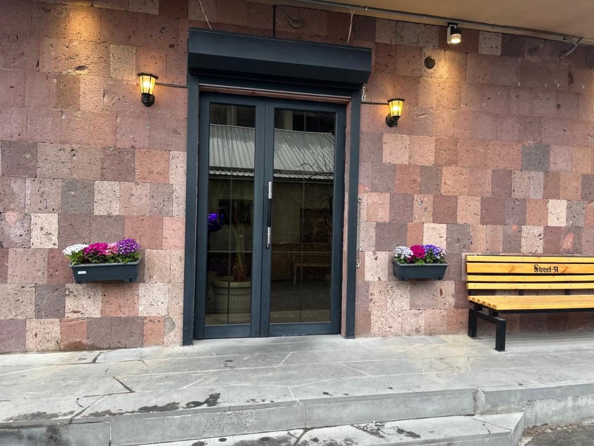 Street51 Vandrarhem Jerevan Exteriör bild