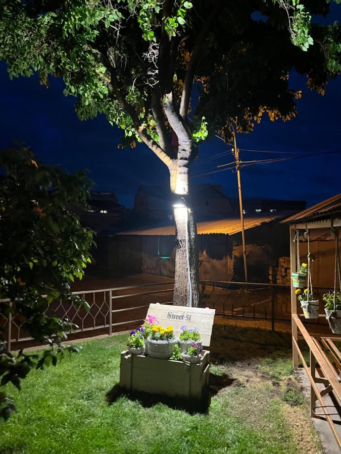Street51 Vandrarhem Jerevan Exteriör bild
